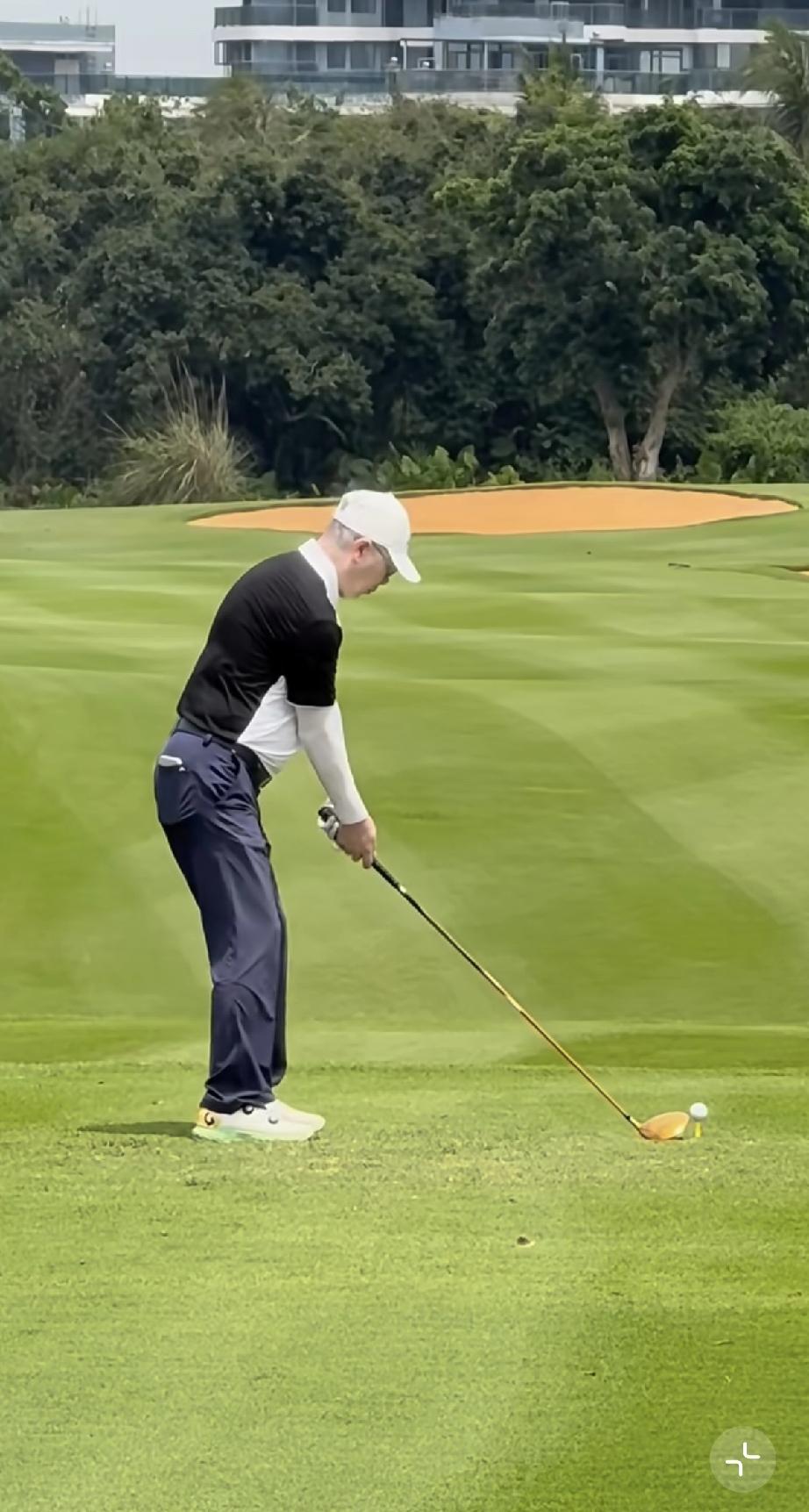 好搞笑，冯小刚海南打高尔夫，球也不见了，动作还不标准！

近日，冯小刚现身海南海