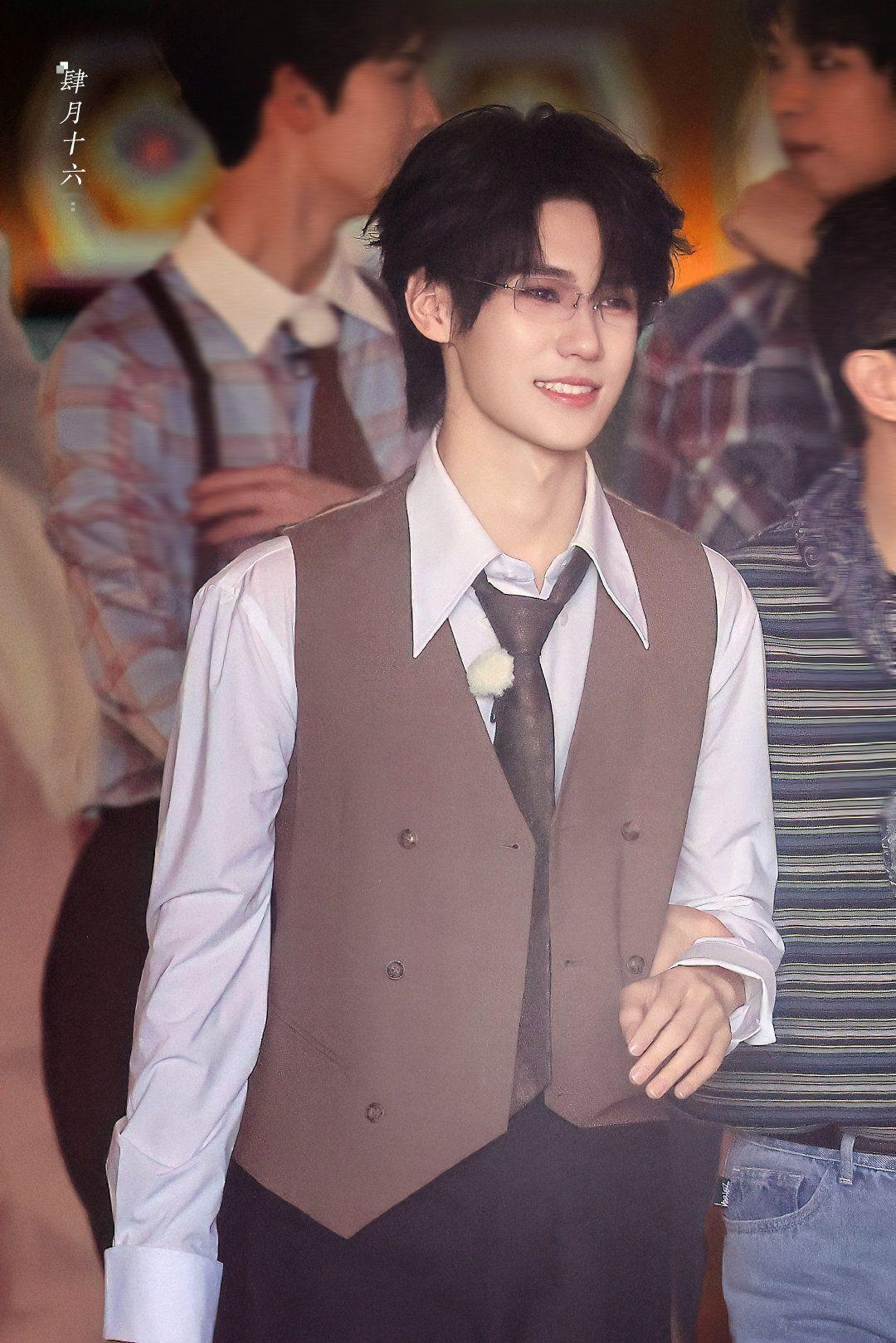 张真源撕名牌这么猛 张真源跑出残影 张真源撕名牌这么猛，跑出残影啦，迫不及待想看