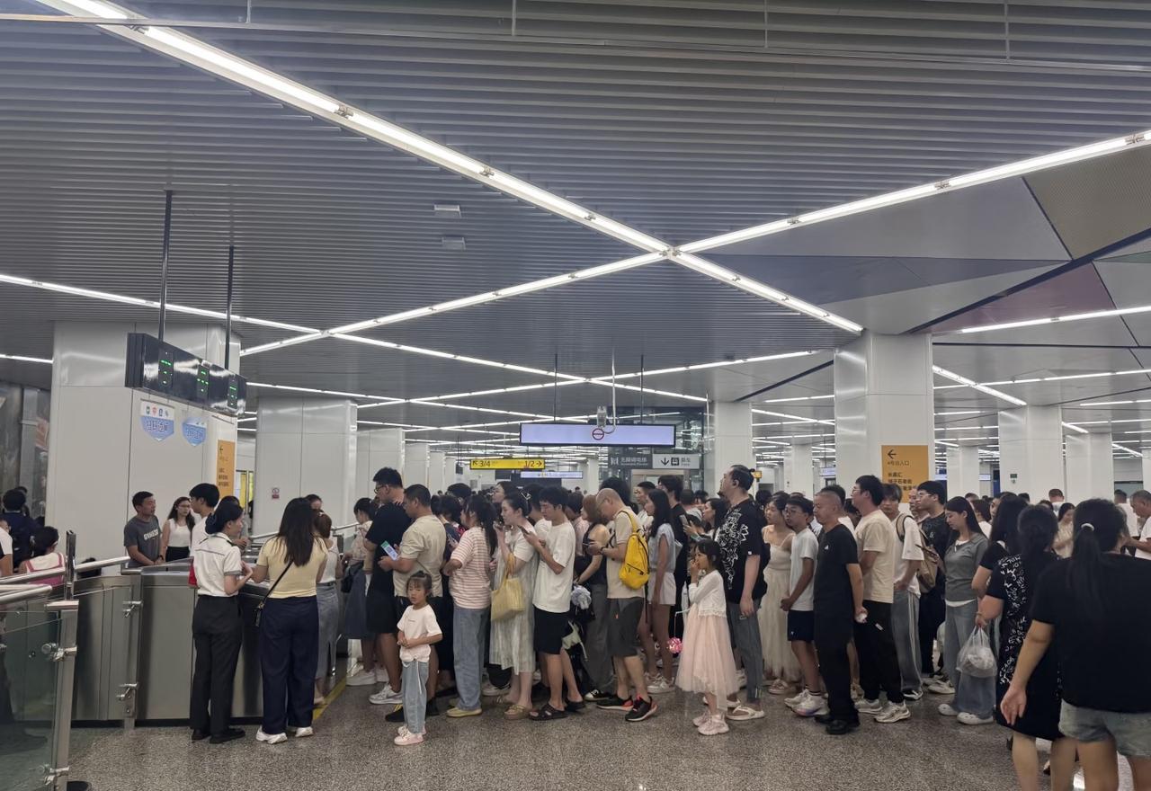 难怪坐轻轨，看到每个进出站口都有工作人员站岗，
原来是因为重庆轻轨集团在加大力度