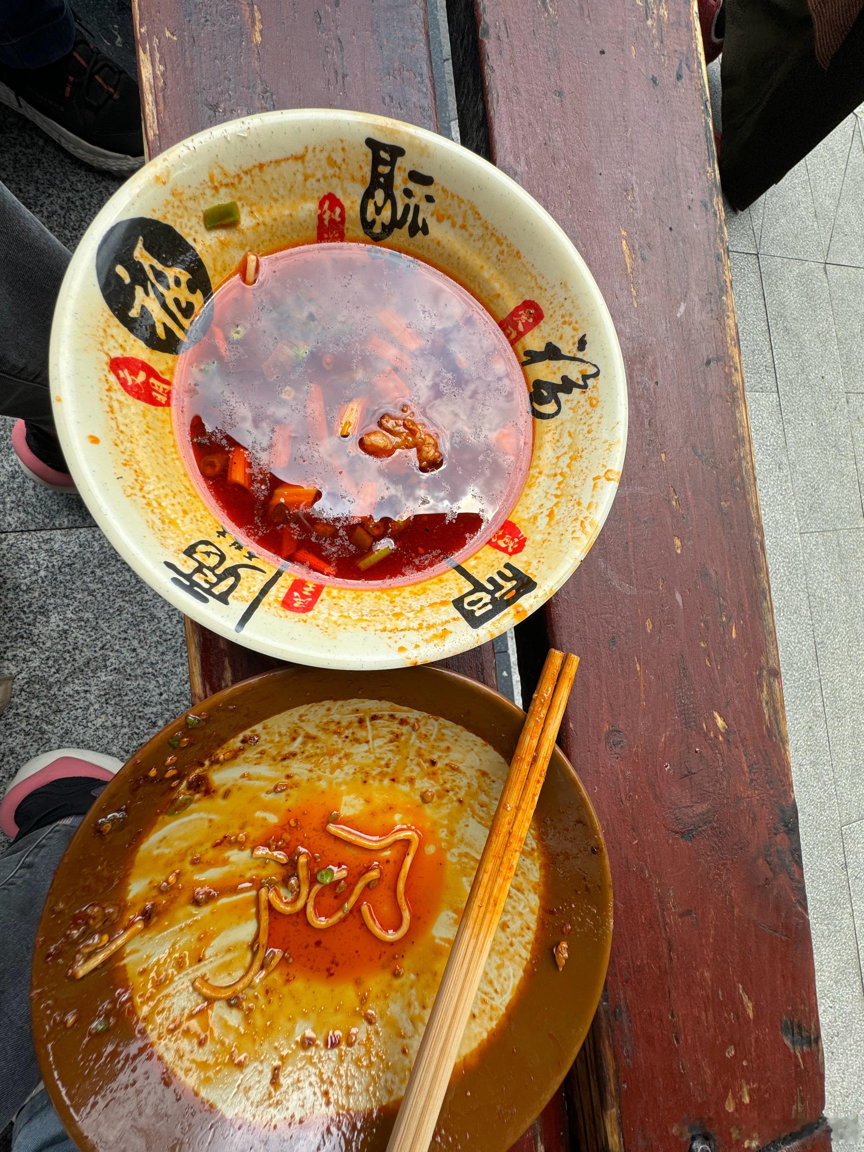 把老婆女儿送到游乐园和女儿朋友玩，我来这里吃碗面。 成都·大碗面