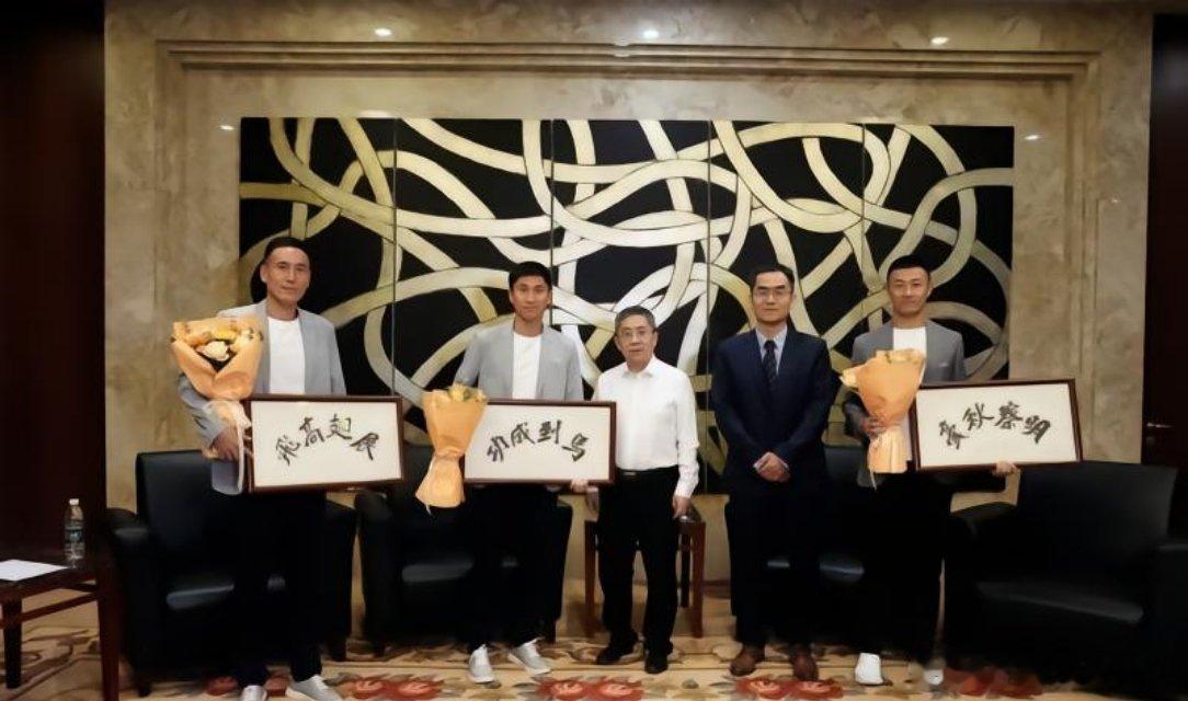 国足没能挺进世界杯赛场，中国裁判却率先踏上美加墨世界杯征程！足协官宣马宁、傅明、