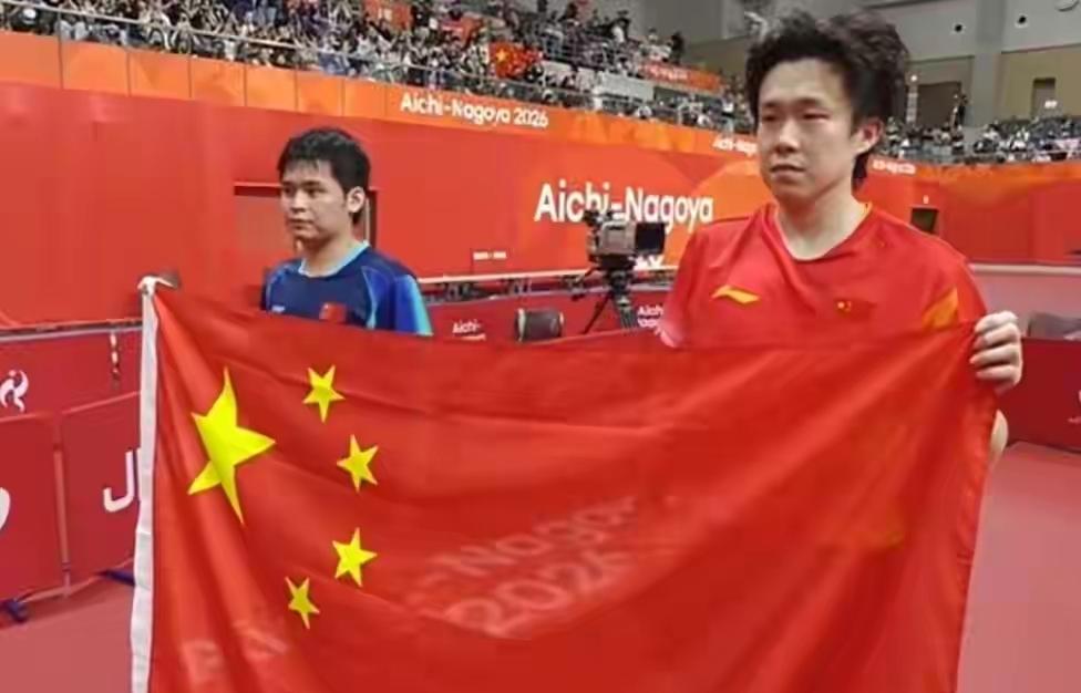 说实话，今天刷到昨晚那波解说争议，心里挺别扭。

国乒自己人打自己人，本来就是最