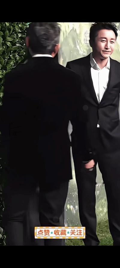 这是邹市明和老婆冉莹颖参加活动现场，另外一位男士是品牌方老总。

豆包说俩人没有