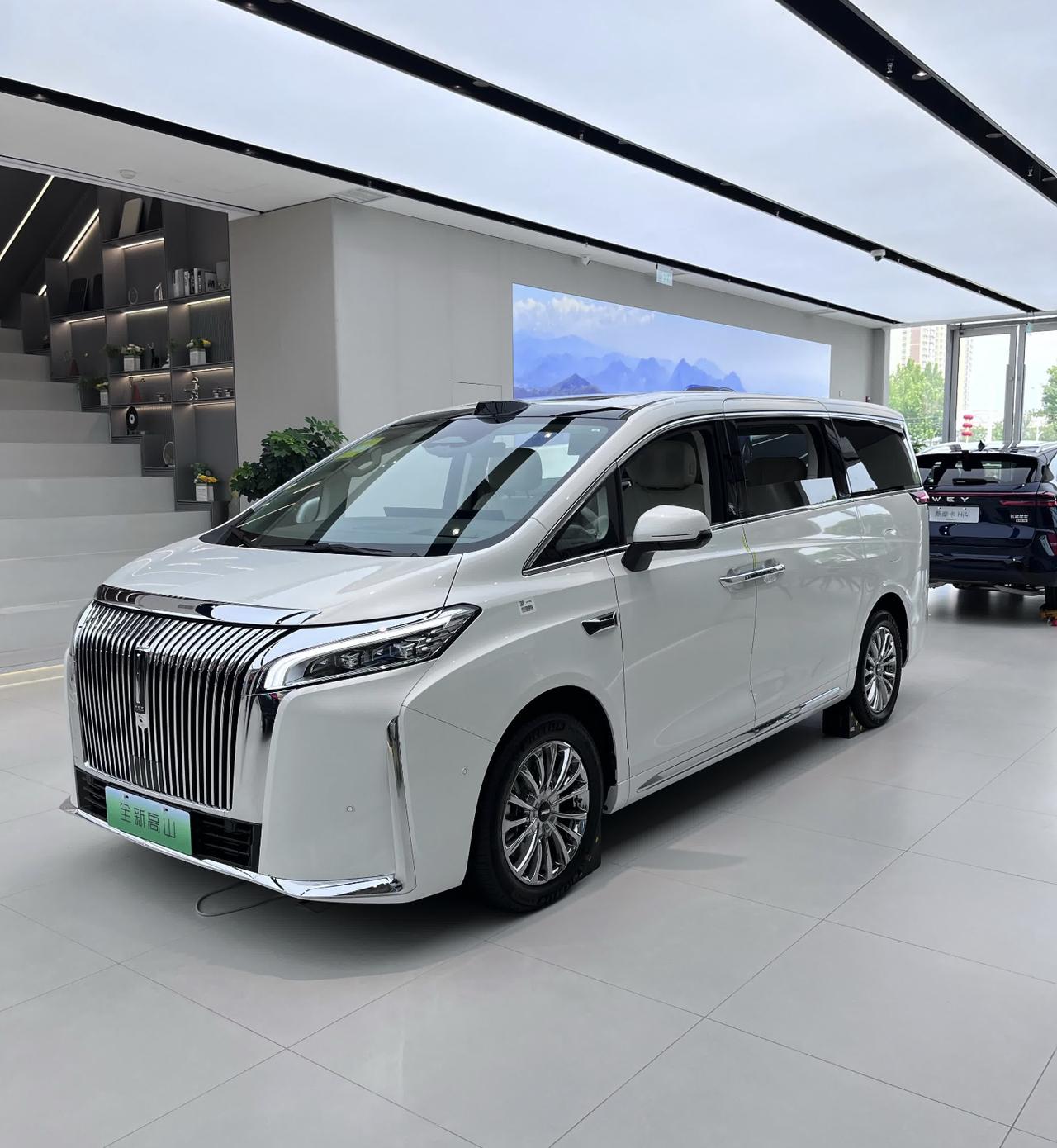 魏牌全新高山（魏牌高山）的性能配置，深刻诠释了 “新能源时代下，对旗舰MPV豪华