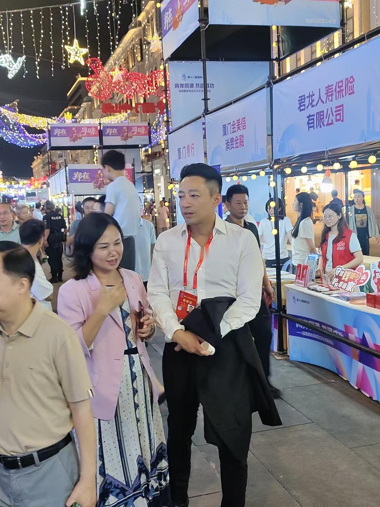 汪小菲参加海峡论坛，昨晚在会展北吃上饍，今晚逛中山路。 厦门·厦门中山路步行街