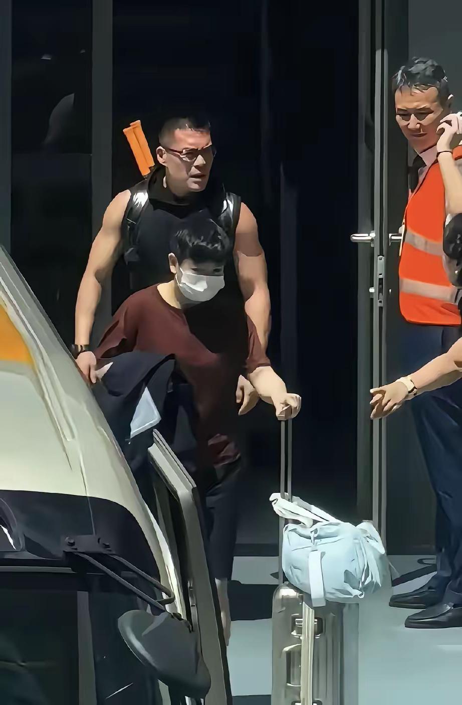 一张路透图直接引爆球迷圈，
孙颖莎上海封训露面，
焦点却不在她本人身上，身后的体