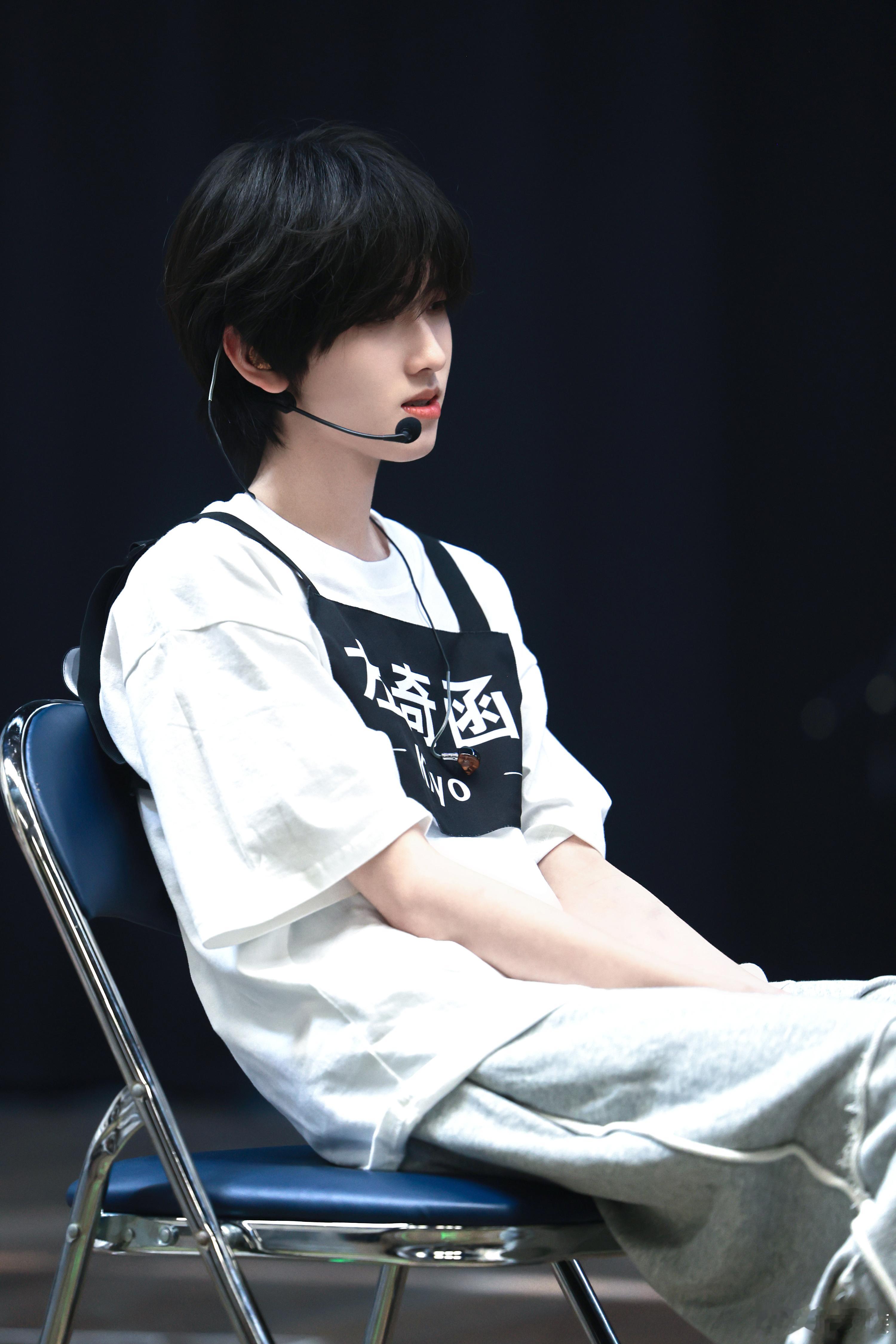 左奇函TF四代第肆象限演唱会彩排图来了皮肤好白少年感好强sdfj多多给孩子安排舞