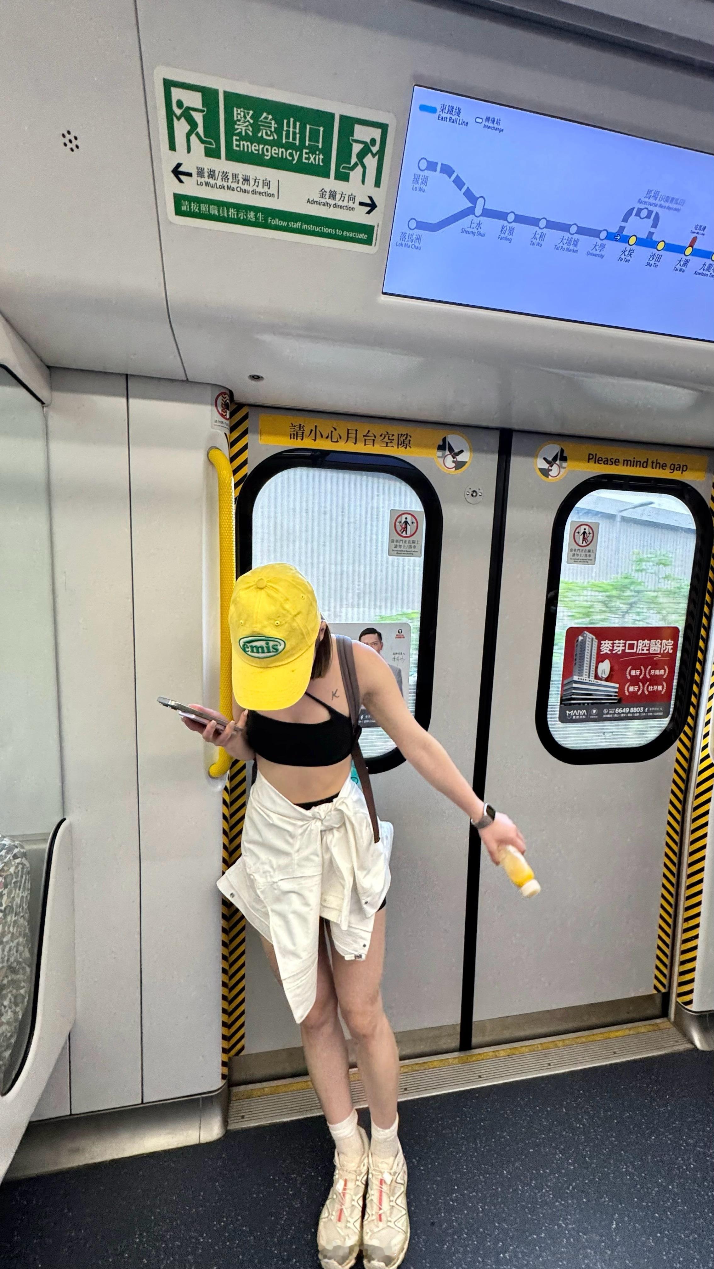 消费升级，香港地铁随处可见最新款iPhone。 ​​​