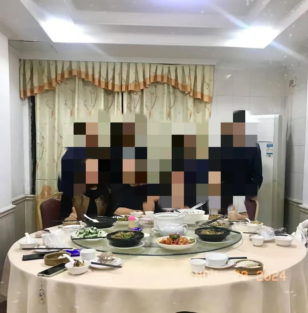 看到之前同一个办公室隔壁部门同事发的朋友圈，见到了一个很令人讨厌的充满算计的八百
