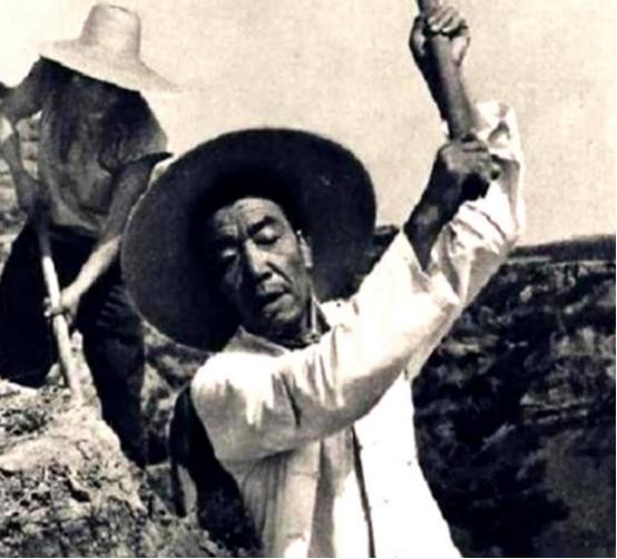 “他当了副总理，给自家捞过一分钱好处没？”“他走了，连个灵棚都容不下吗？”就这两