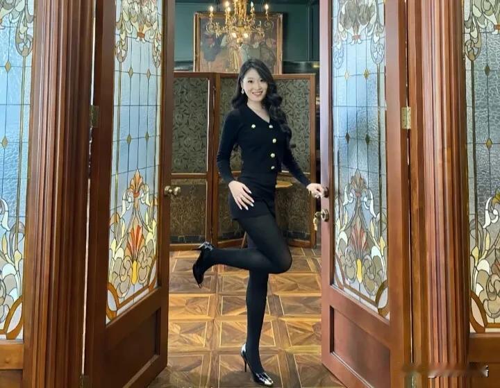 记得有一次参加公司年会，我选择了一件黑色包臀裙搭配一双经典黑色高跟鞋。当我踏入会