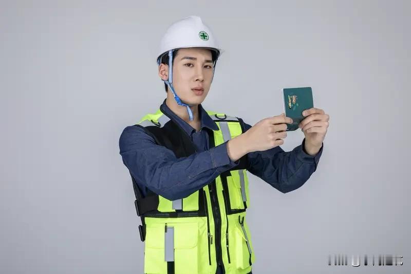 近期住建部一则政务咨询回复在土木行业刷屏。一名一线监理道出行业残酷现状：当下持证