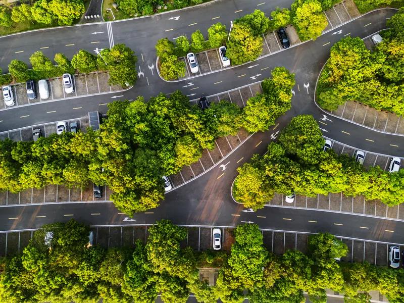 近期，关于交通乱象和车主维权的话题频繁登上热搜榜。从乱停车、占用车位到乱鸣笛、闹