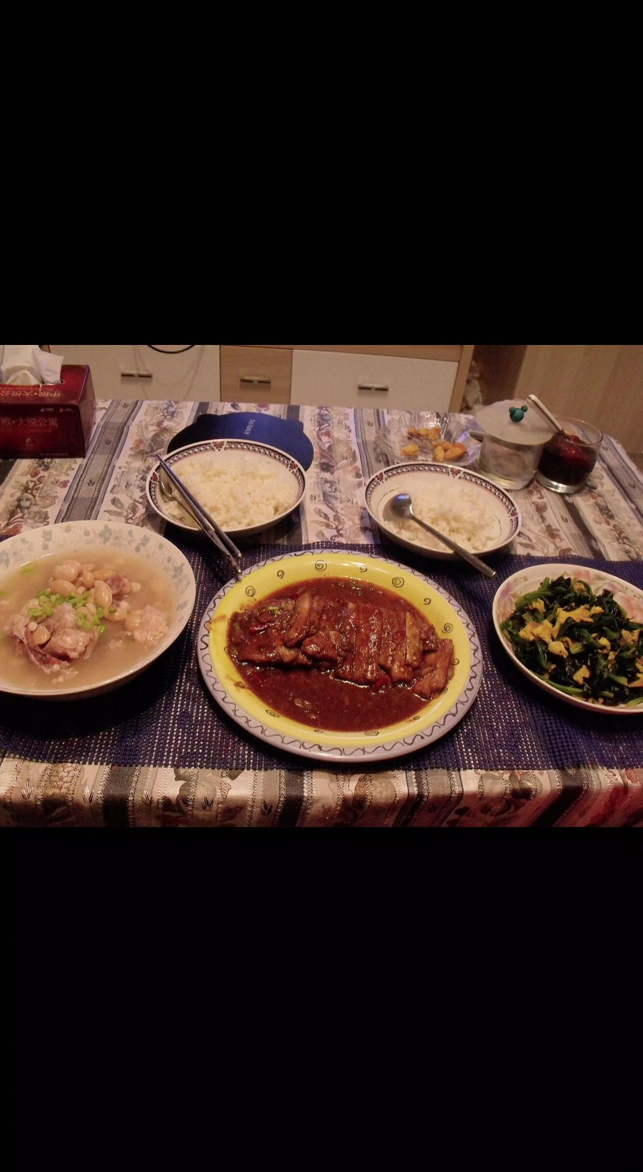 老妈蹄花，茄汁刀鱼，菠菜炒鸡蛋🥚。🍲暖黄灯光漫过餐桌，酱汁在瓷盘上画着温柔的