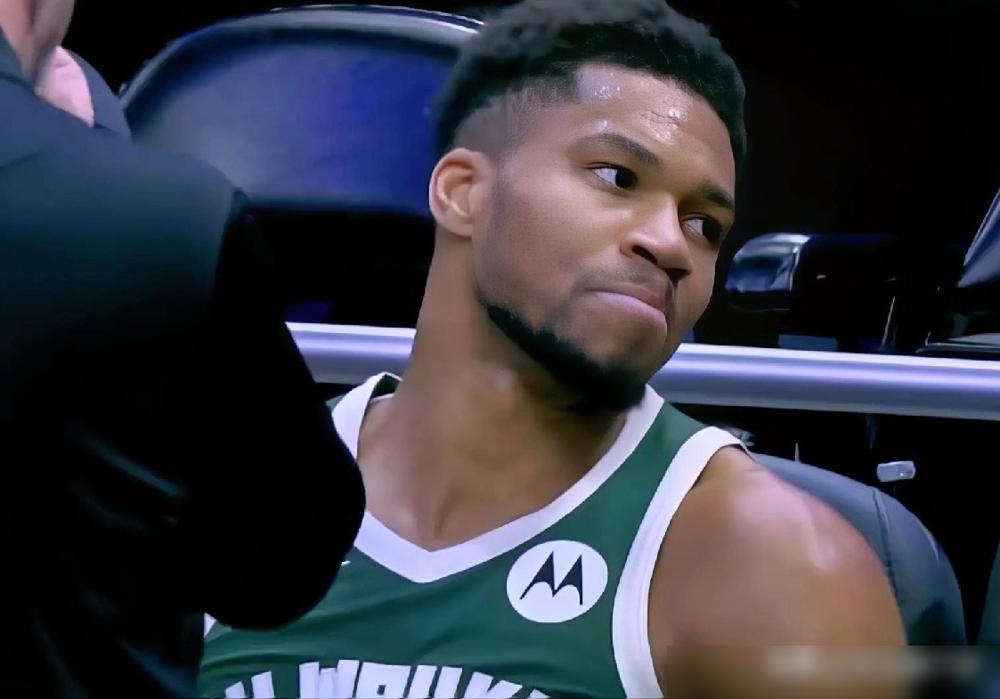 极度的沮丧，字母哥的表情能够看出这不是一次简单的伤势啊。
很诡异，字母哥的受伤