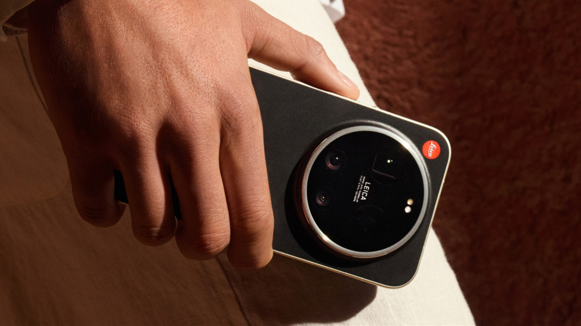 小米官宣：小米17Ultra 徕卡版将推出全新配色——“黑银色”。其实这款新配色