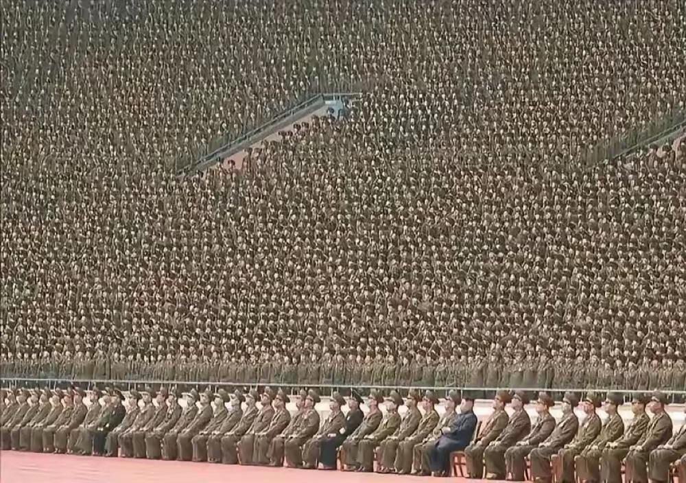 美国总统特朗普最近在整顿美国军方的纪律，不仅是在中国学习，也是在向朝鲜学习啊。这