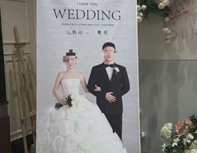 百日宴当事人发声：订酒店没告诉男方，新娘方竖中指，孩子被呵斥