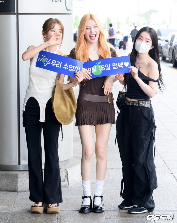 IRENE涩琪机场宣传JOYsolo 今日在机场为JOY个人solo做宣传的IR