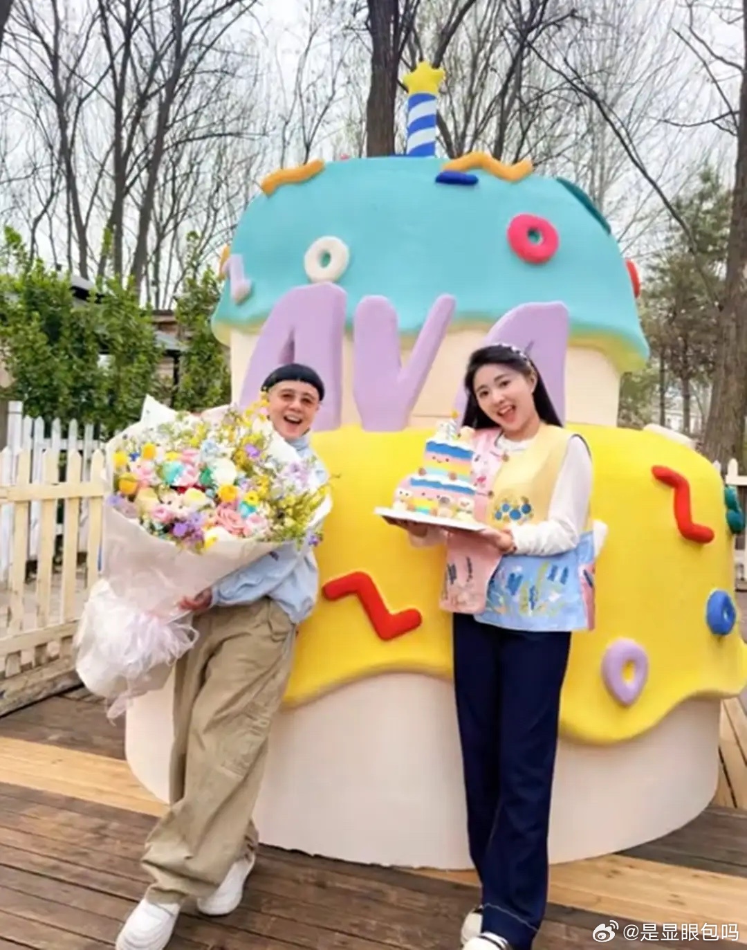 金龟子女儿王宁一家为女儿庆生，亲家母露面，180个头俯身帮儿媳举话筒超宠 