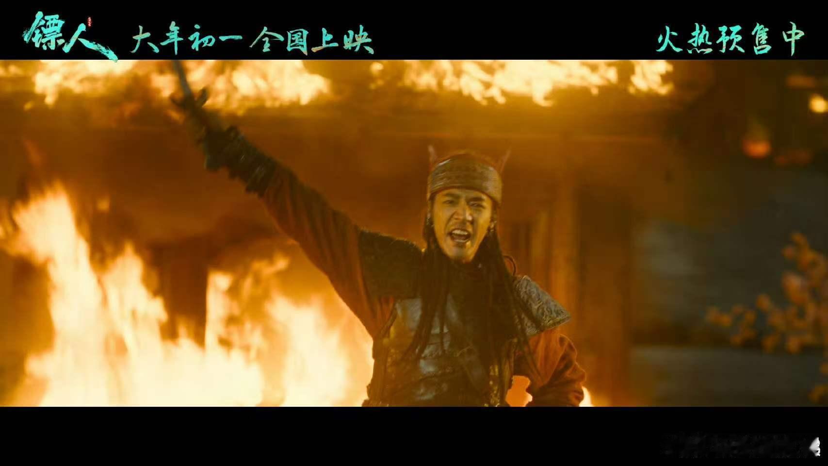 此沙和伊玄极致反差感 镖人大可汗伊玄冷峻疯批，现实中此沙咧嘴憨笑，反差感好奇妙，