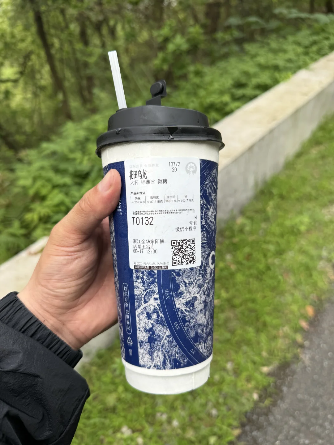 我义父的剧组又请客喝奶茶了。看起来贵贵的。剧组喝不完给粉丝喝。粉丝喝不...
