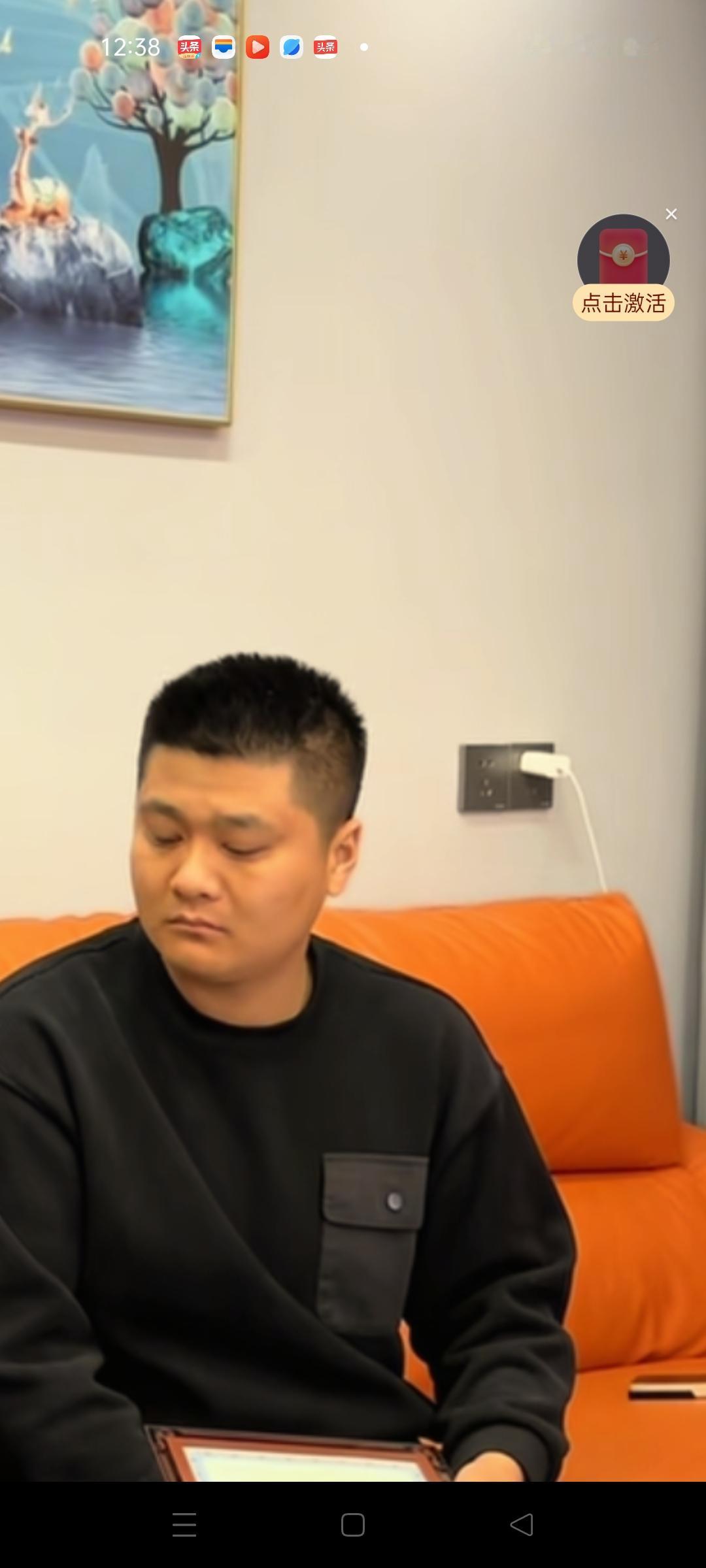 朱进看起来有点腼腆，不擅长表达，最近和弟弟的事也让他焦头烂额，立白公司有业务员过