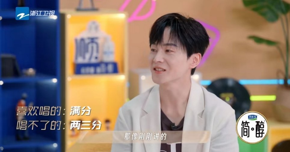成龙给自己打分很客观成龙喜欢唱的歌打满分 成龙大哥给自己唱歌打分也太客观啦吧喜欢