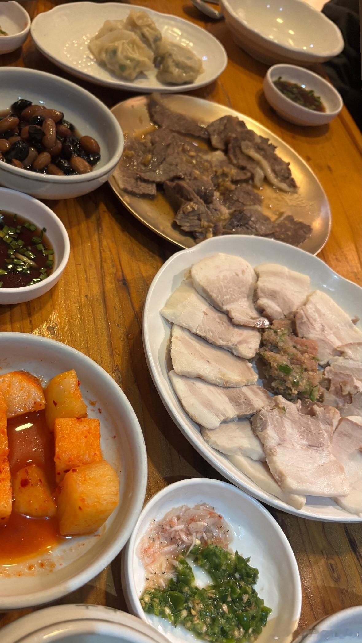 徐孝元：“和教练久违地合影啦🥰收尾就用星巴克拿铁来结束💚玄教练（玄静和），哈