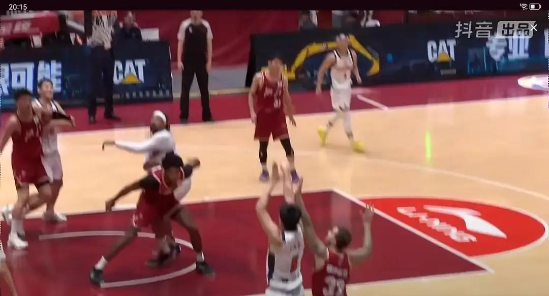 陈家政这小子最近真打出来了。季前赛场均11分多，三分球快五成命中率，防守还是新秀