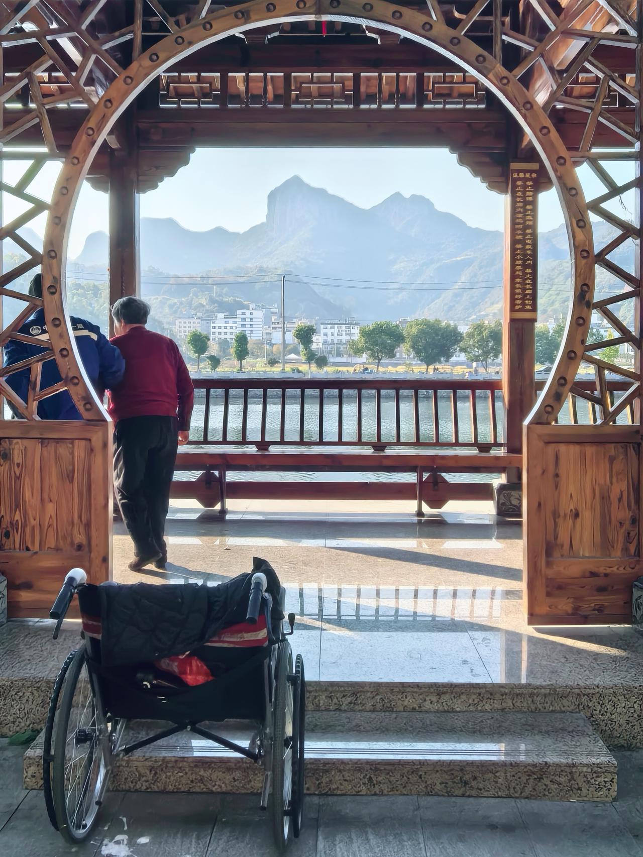 温州白石街道河边长廊，出入口只有台阶，没有轮椅坡道，导致体弱老人难以进入休闲。保