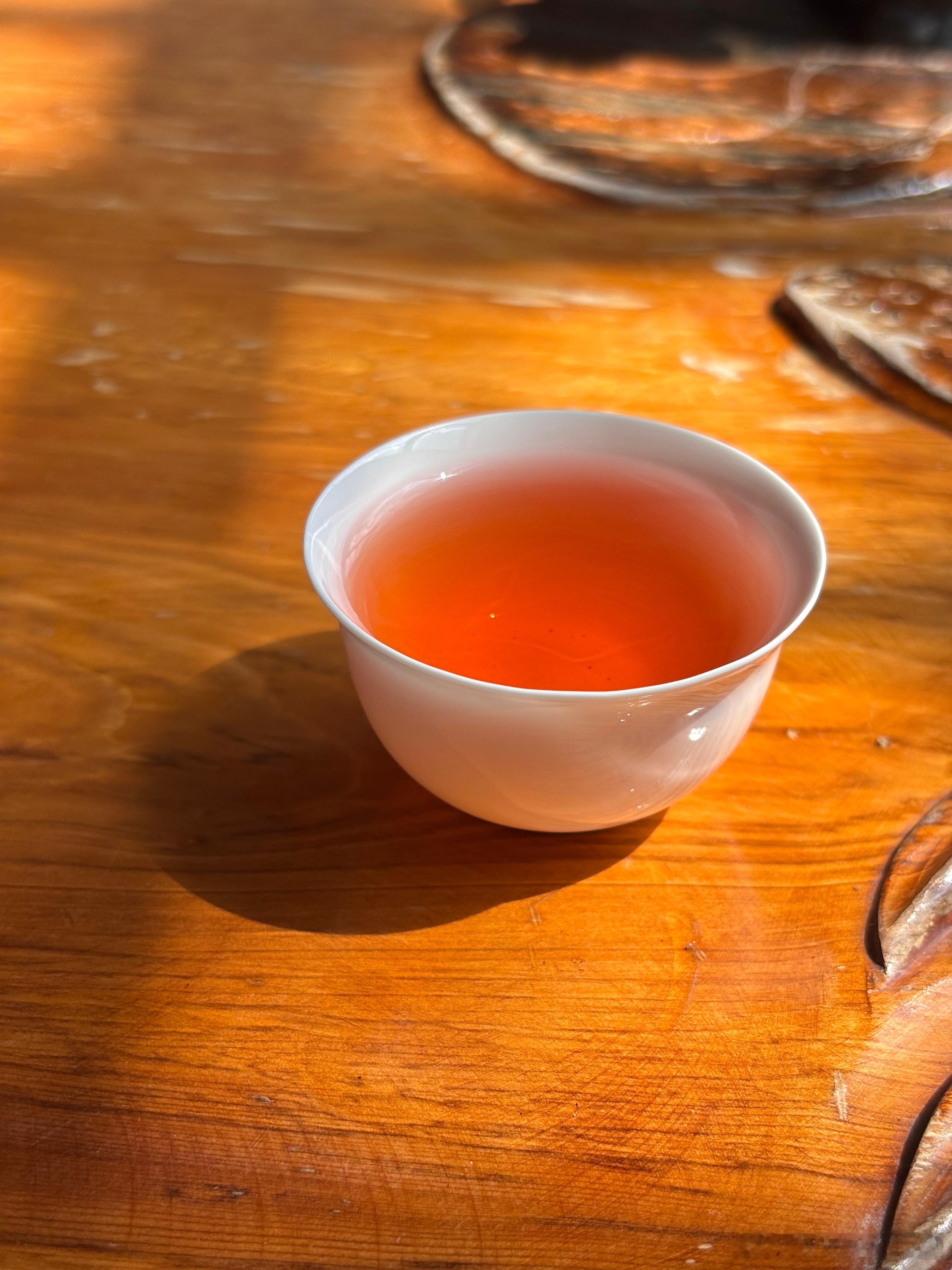 “别拖着沉重的情绪包袱，也别飘进白日梦的虚空。” 