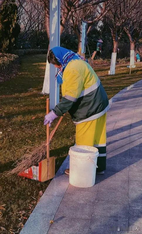 女人贤惠顾家就一定会获得幸福吗?
女人贤惠顾家，幸福就会自动上门？未必！贤惠是调