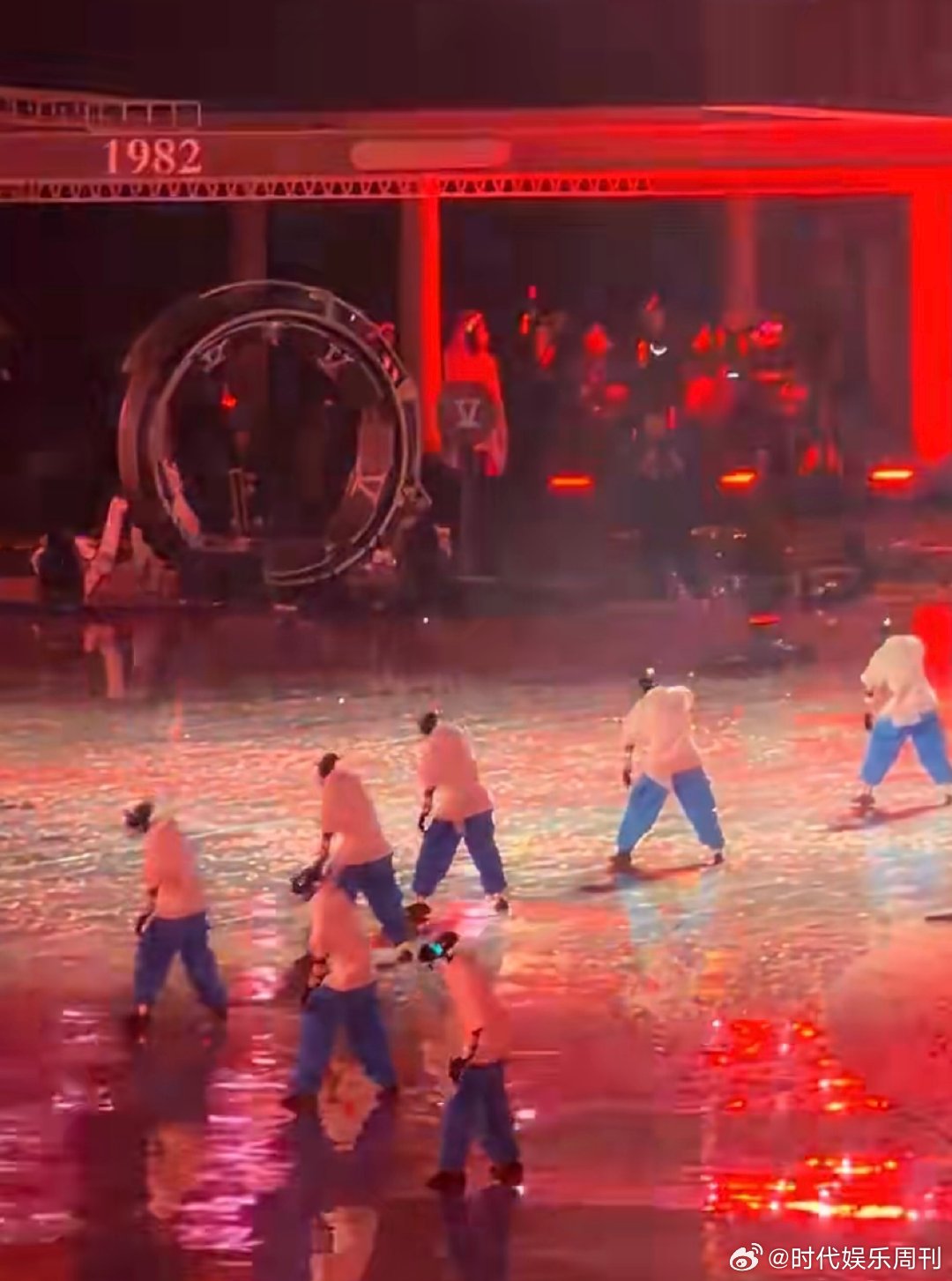 张杰模仿机器人好传神张杰聊AI给音乐带来的可能性不愧是和机器人同台的人，张杰一模