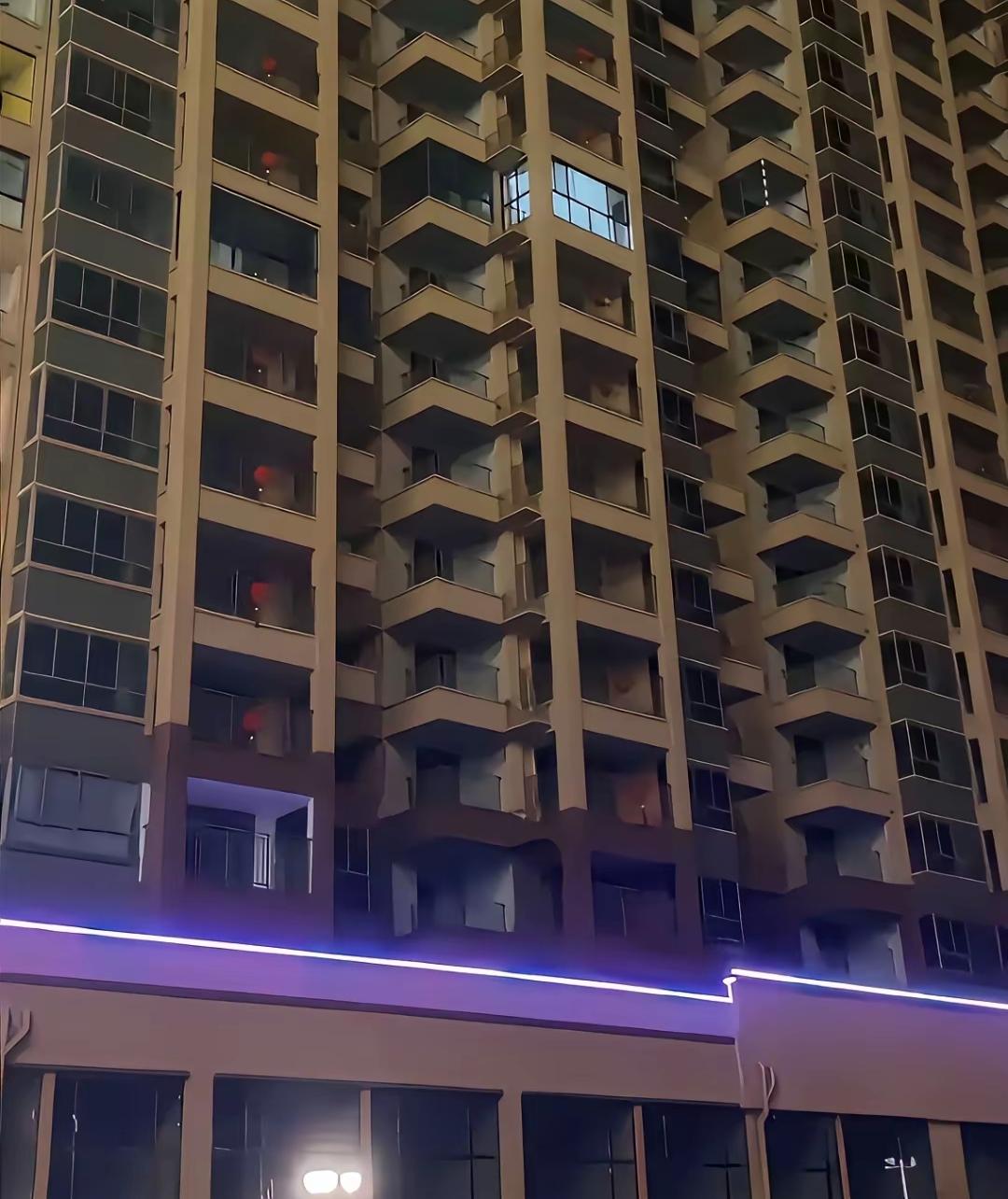 当初人山人海的排队购房，结果只有自己一人住，那些人呢，哪里去了？
这太坑人了吧？