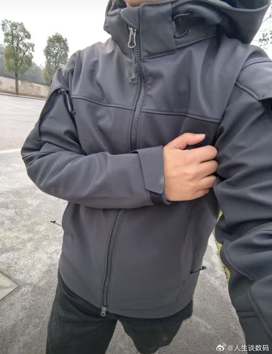 从旅游环线回来，这件龙牙战术服装是我全程利用率最高的单品！青海湖的小风刮不透，爬