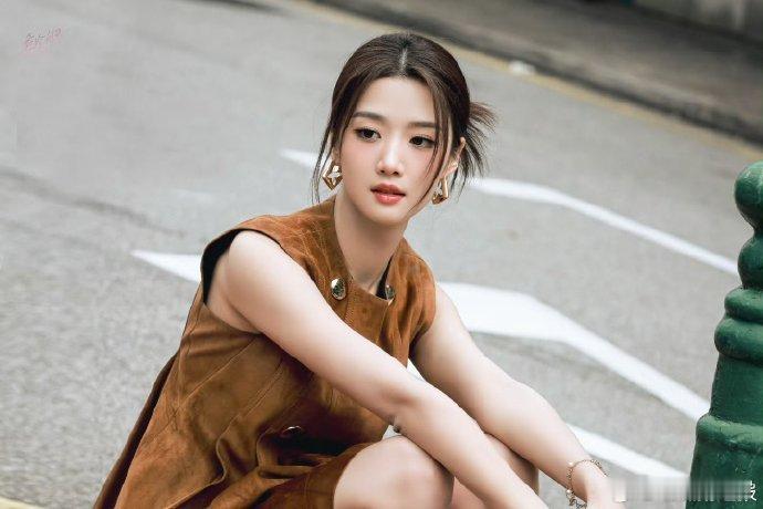 卢昱晓时尚表现力绝了！LV超季成衣轻松驾驭，美拉德短裙套装尽显时尚品味 