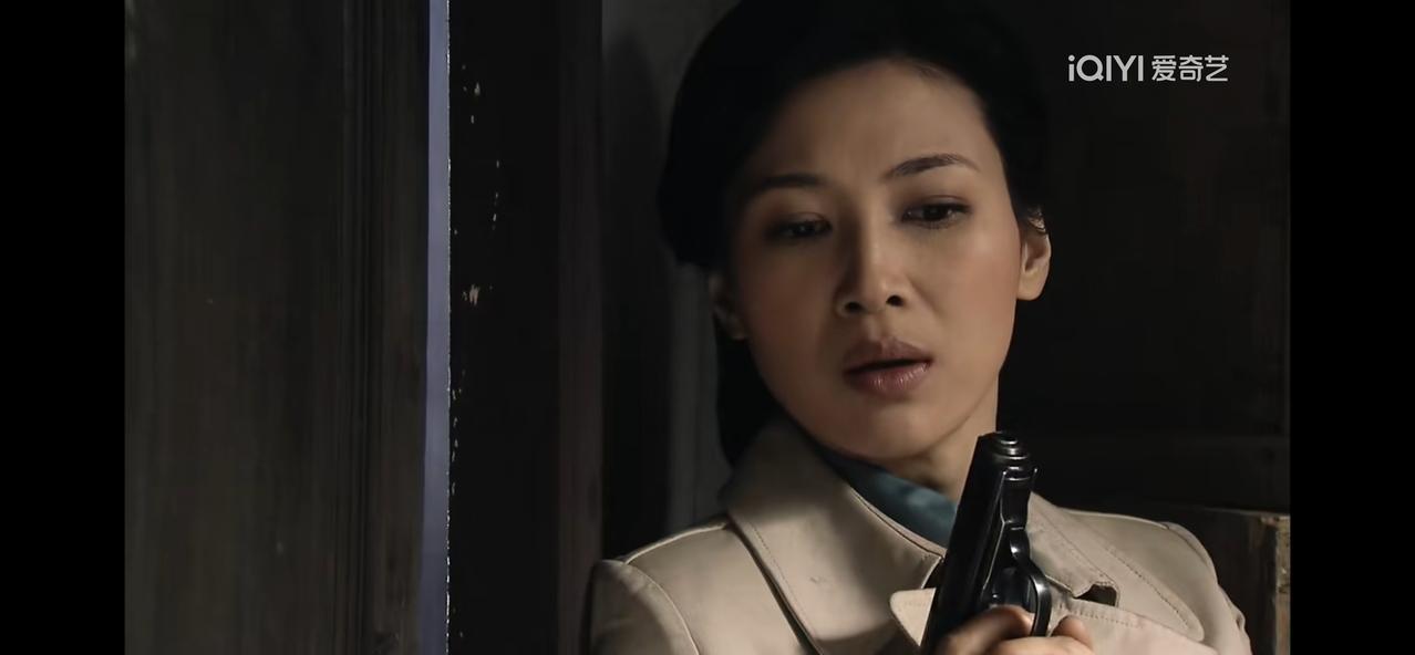 《断刺》李赫男逃脱，唐栋第一次失手。

唐栋来到房门外，正要掀开门帘进去，电话响