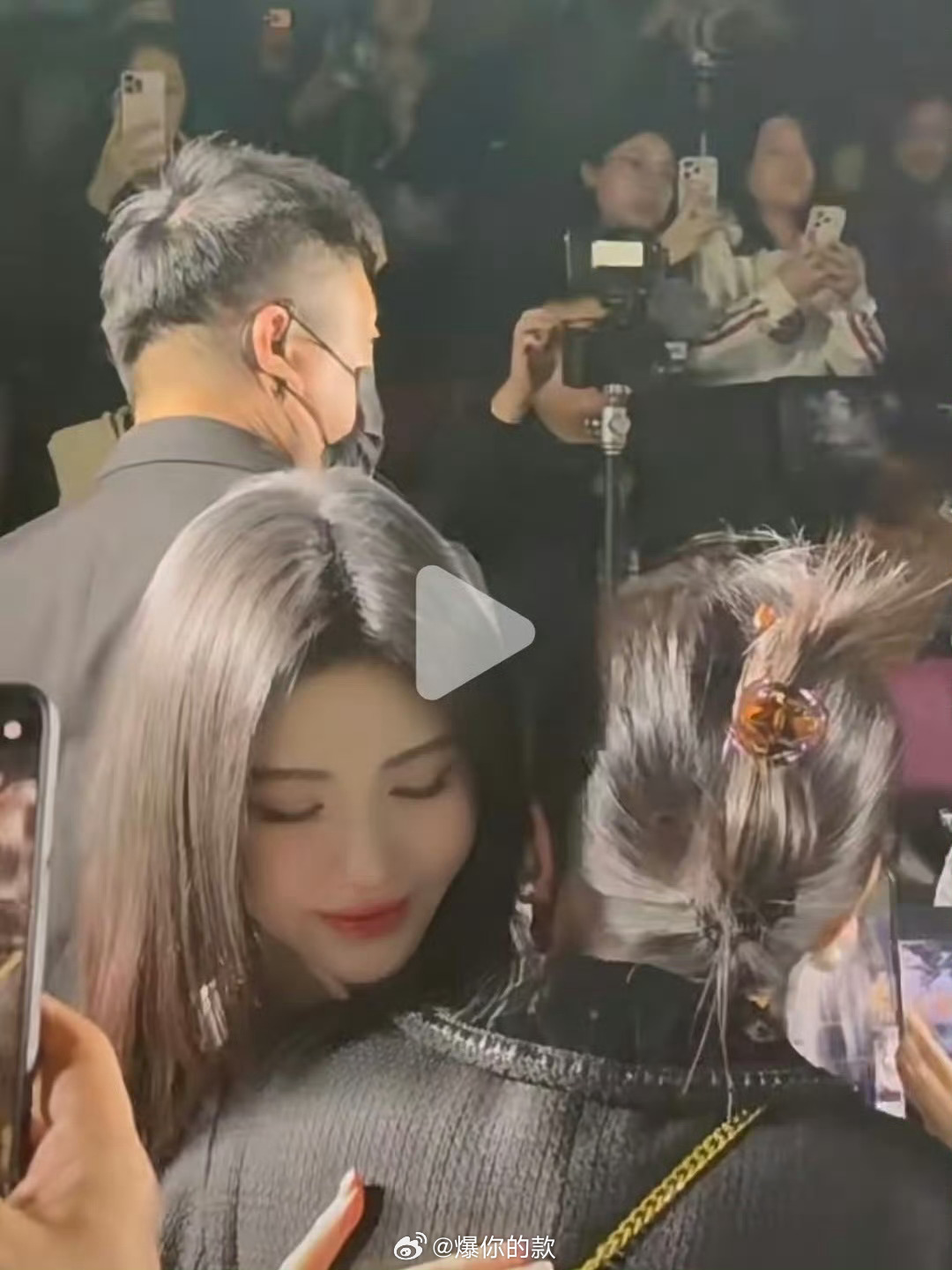 鞠婧祎眼含泪光拥抱十年老粉鞠婧祎剧宣拥抱十年老粉新剧见面会现场，小鞠含泪拥抱十年