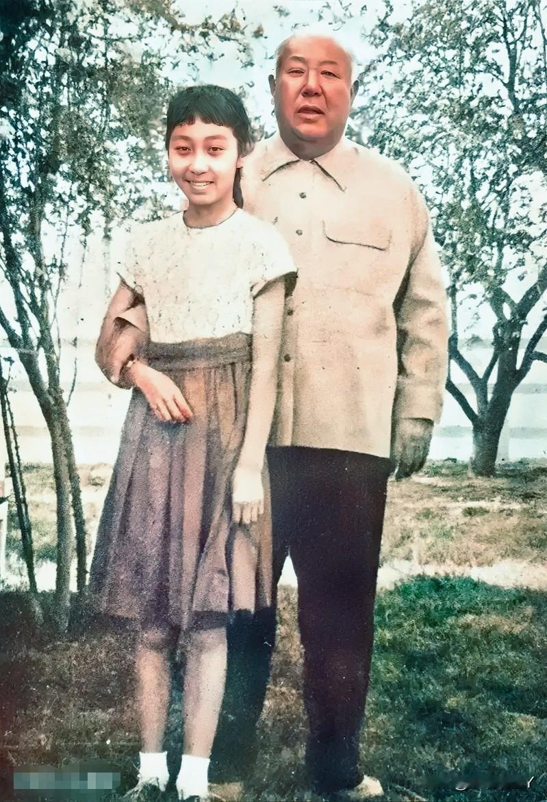 1965年，美国洛杉矶，在公园里游玩的马鸿逵和他的曾孙女马爱玲，时年73岁。这可