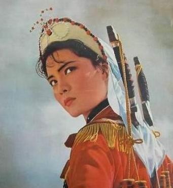 1855年，京城，小刀会一名女将被凌迟处死，她被五花大绑地捆在木桩上，衣服被扒光