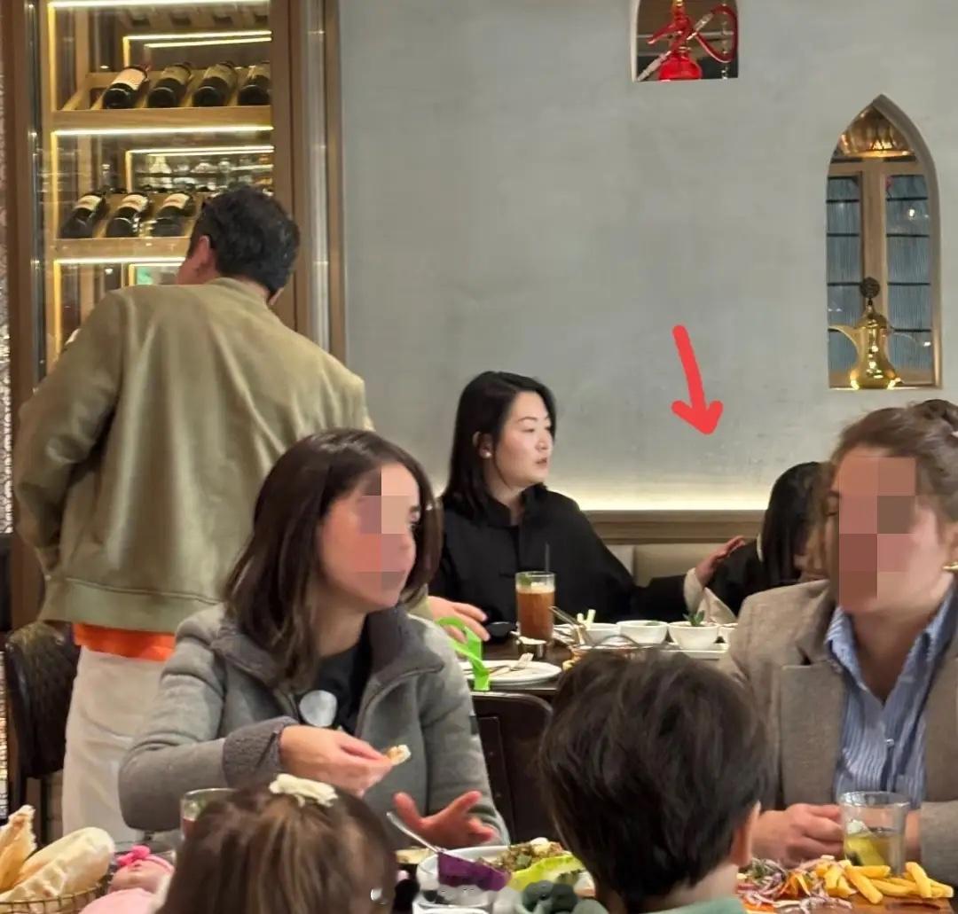 宗馥莉现身上海高级餐厅，和外籍男子聊天吃饭 带一女孩像一家三口！ 