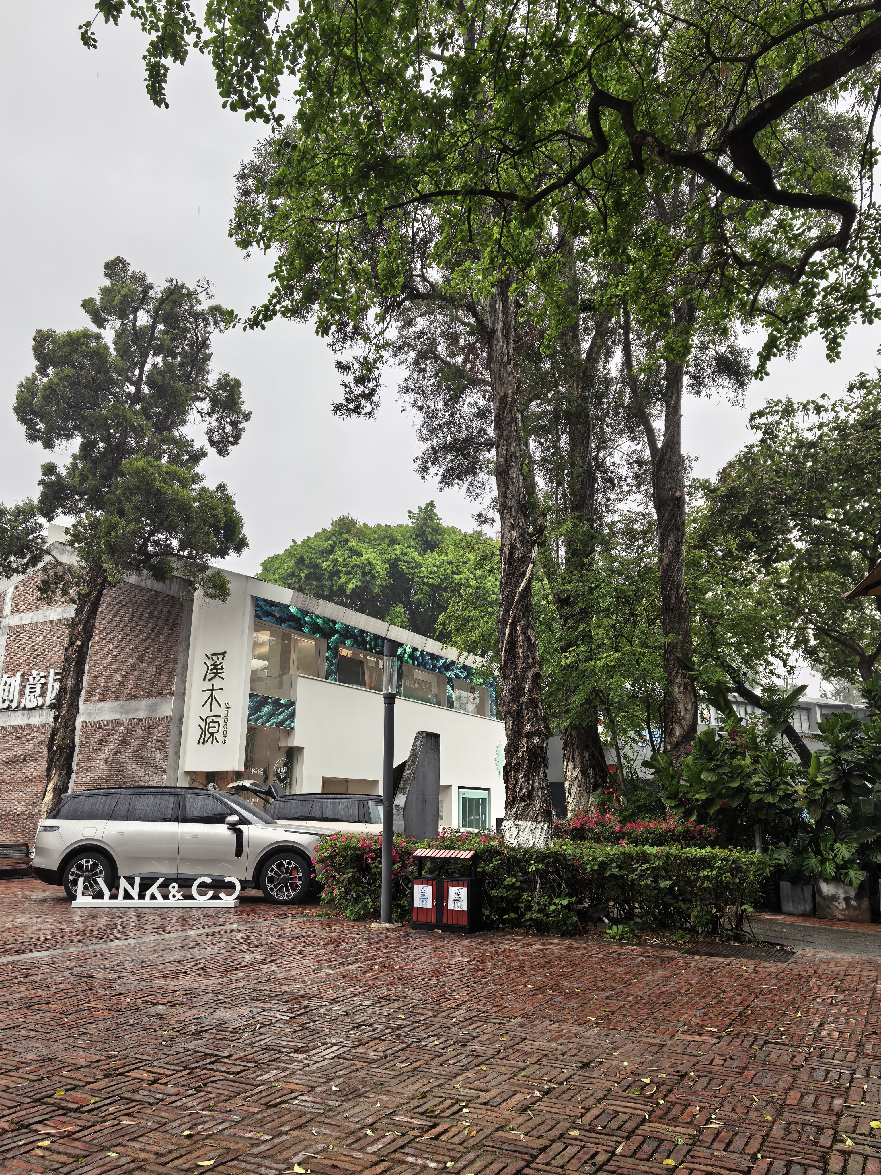 每一次我都能精准的在下雨天穿上白裤子广州下雨黏糊糊湿哒哒闷闷的～（图为领克900