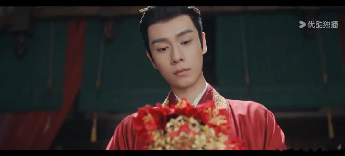 胡一天演技这么差成这样，谁敢信这是大结局男主大婚的日子，不知道的还以为被绑架了呢