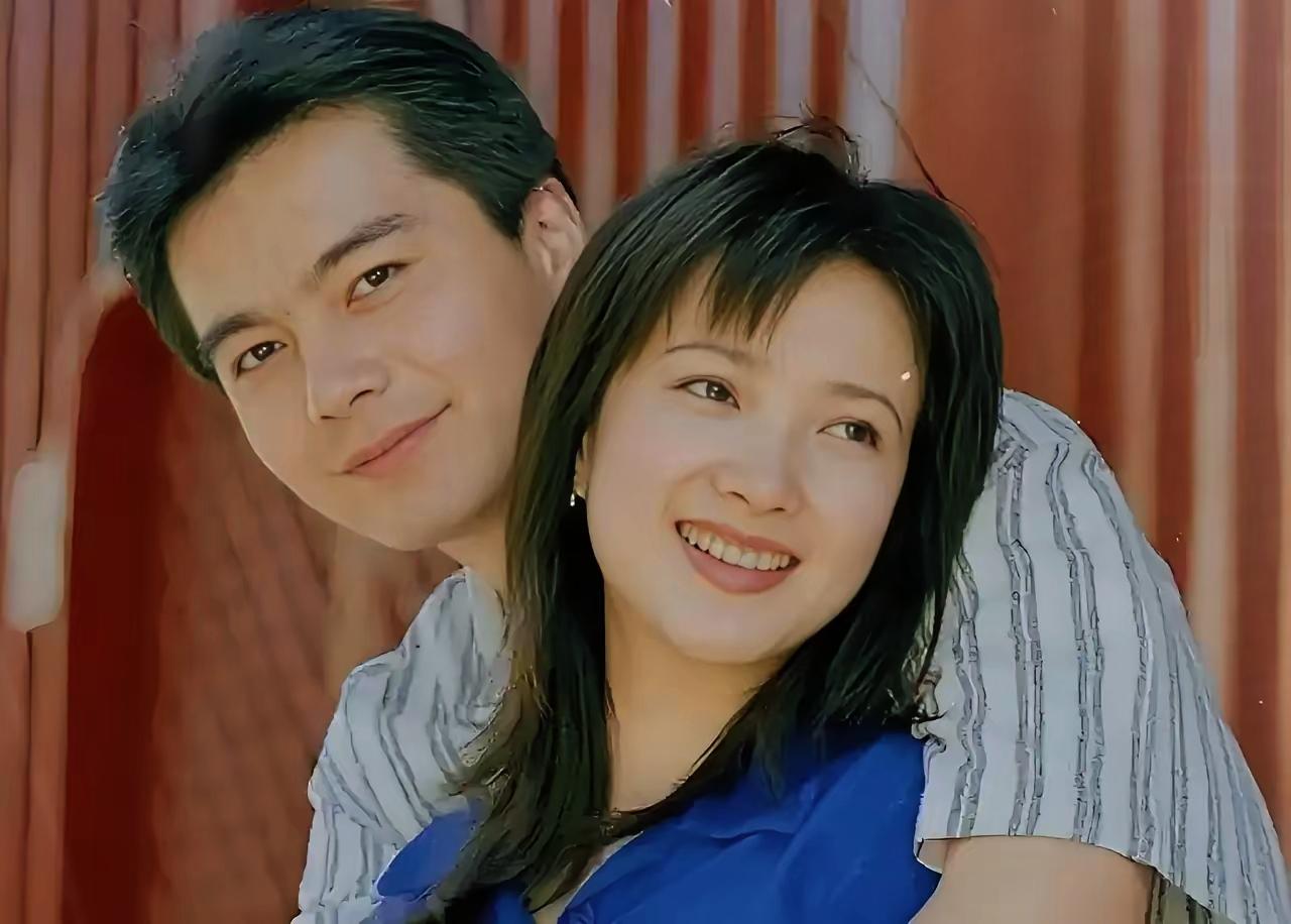 1995年，许亚军带何晴回家，他老婆张晞正在煮饭，听到开门声，高兴地去迎接，却看