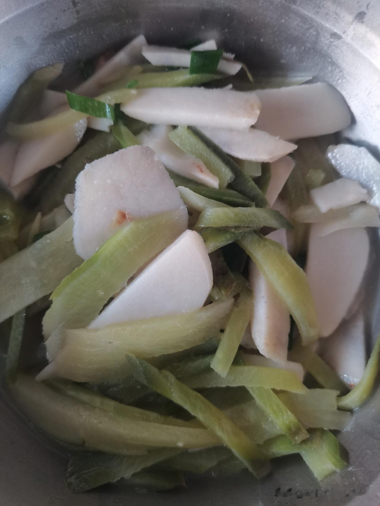 我发现，吃的粗糙点，大便顺畅多了。
最近这几天，一直地瓜芋头，萝卜白菜的轮流吃，