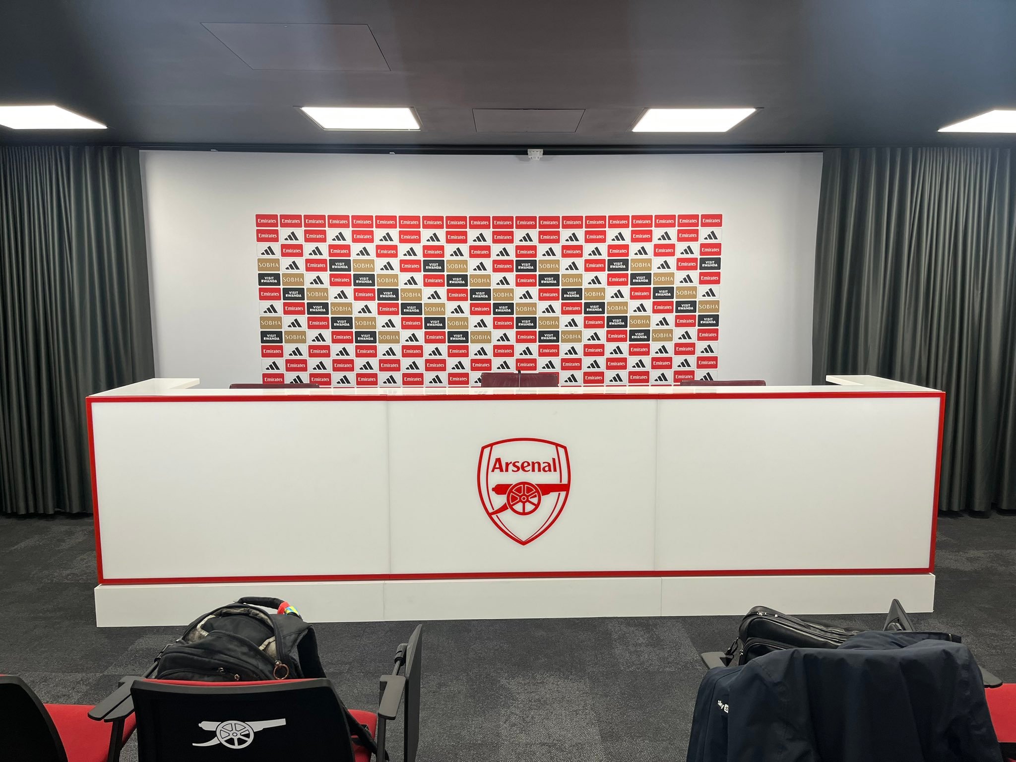 万众期待的新闻发布会即将开始