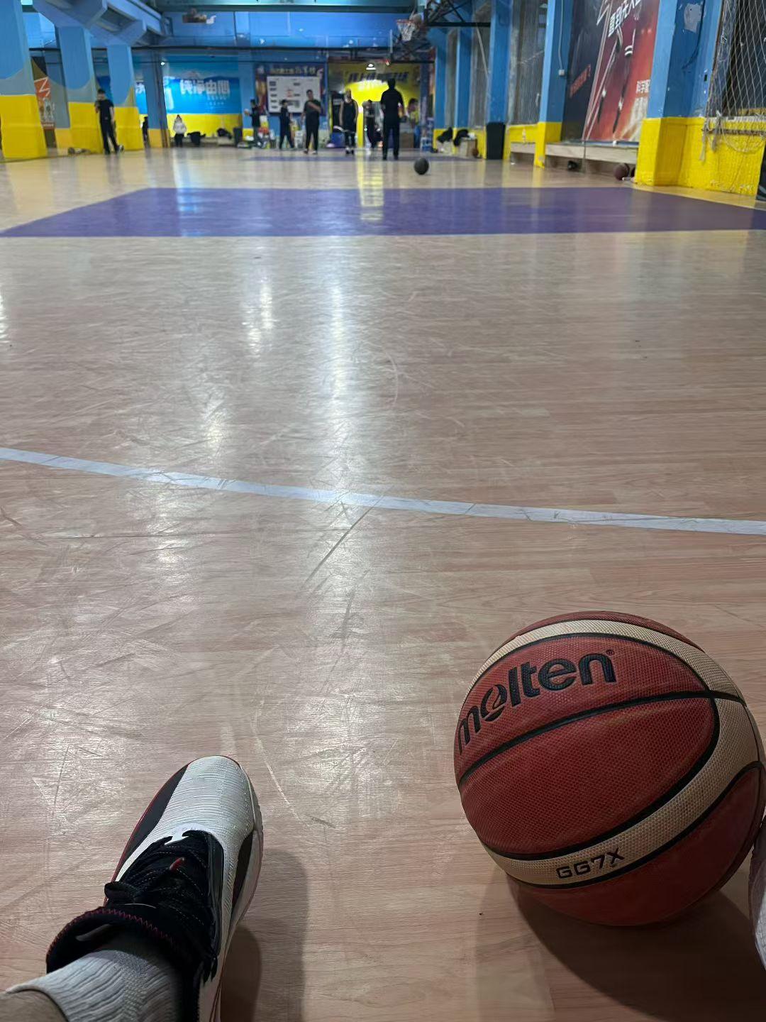 过个年胖了三斤，是时候该捡起了篮球了，虽然雄风不在，但是还能跑几圈。
希望我的膝