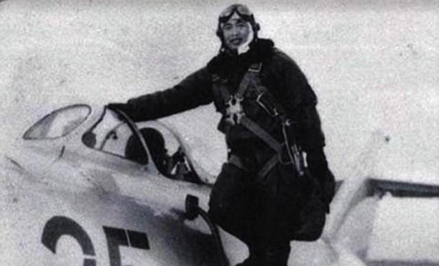 1951年10月，飞行员华龙毅满身鲜血靠在一块石头上，看着手提斧头围上来的陌生面