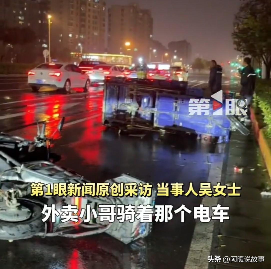 外卖小哥撞翻三轮车，车主要300块修车费。小哥正要掏钱，一路人突然拿出800块分